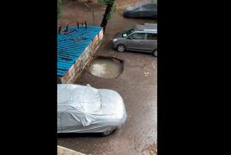 В Индии припаркованную машину внезапно полностью "засосало" в асфальт
