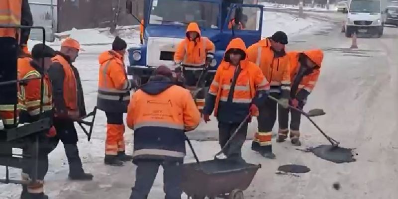 Киевских коммунальщиков заметили за странным занятием: в сети обсуждают новое видео