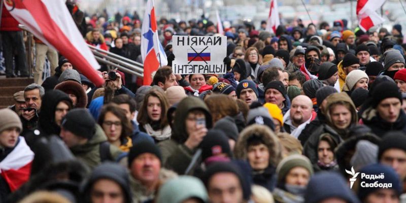 "Стояти на смерть": у Мінську проходять масові протести проти інтеграції з РФ - сталися перші сутички
