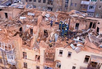 Этаж снесло: разрушенный ВС РФ дом в Харькове показали с высоты полета