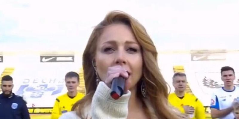 Кароль фантастично виконала Гімн України перед матчем "Десна-Динамо": відео, від якого мурашки по шкірі