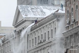 В Киеве женщина пострадала при обрушении снега и льда с крыши