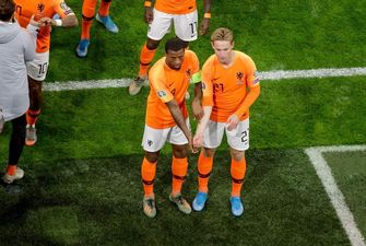 Игроки сборной Нидерландов показали жест против расизма