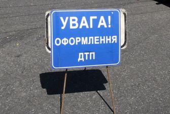 В Киеве произошло ДТП: столкнулись машина скорой и частное авто, у легковушки оторвало бампер