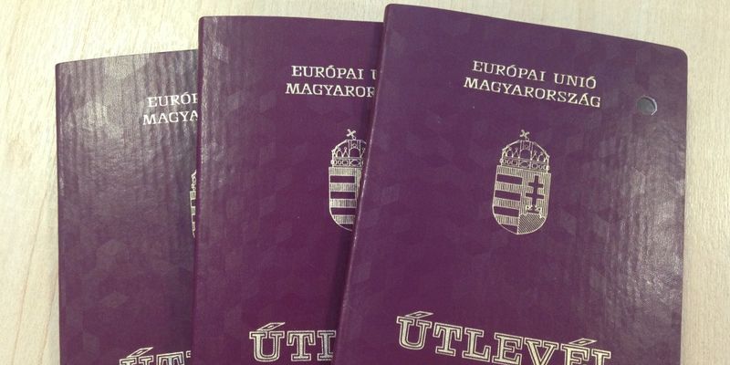 В Берегово украинцам выдают венгерские паспорта под клятву и шампанское