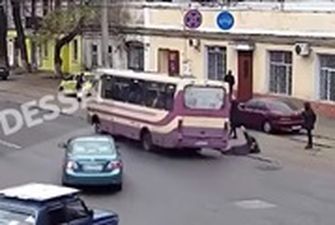 В Одессе пассажирка выпала из маршрутки: появилось видео