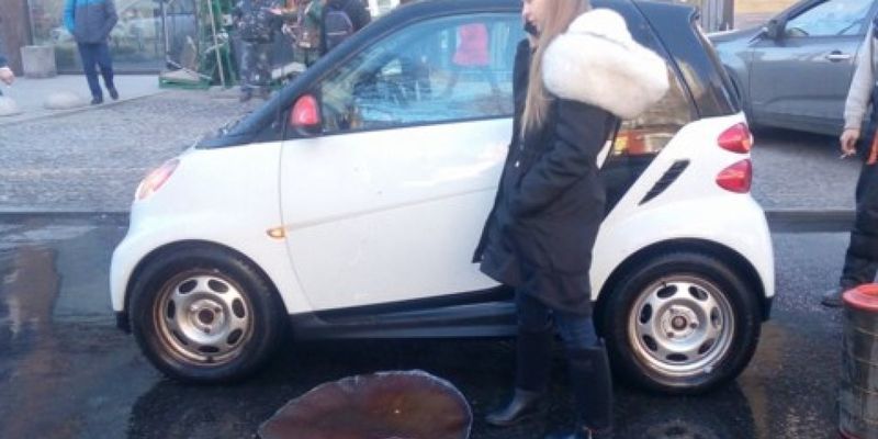 Взрыв в центре Киева: с бетономешалки сорвало 10-килограммовую крышку, которая врезалась в Smart-авто