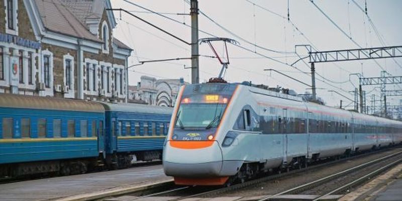 У Харківській області поїзд збив чоловіка, який сидів на рейках