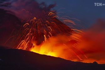 В Італії знову прокинувся вулкан Етна: у небо здіймалися величезні стовпи диму та попелу