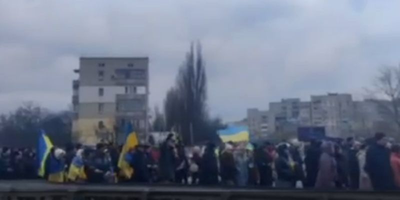 Украинский народ не боится оккупанта: под Херсоном жители вышли на массовый патриотический митинг, видео