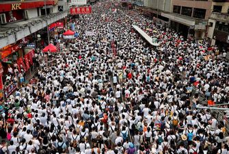 Протесты в Гонконге: десятки тысяч людей снова вышли на улицы