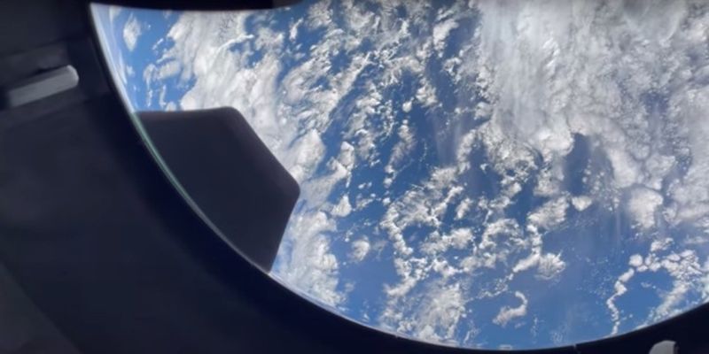 Пилот гражданской миссии сняла Землю через иллюминатор Crew Dragon