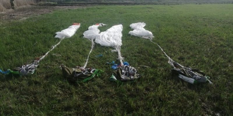 Возле границы с РФ обнаружили сумки с парашютами