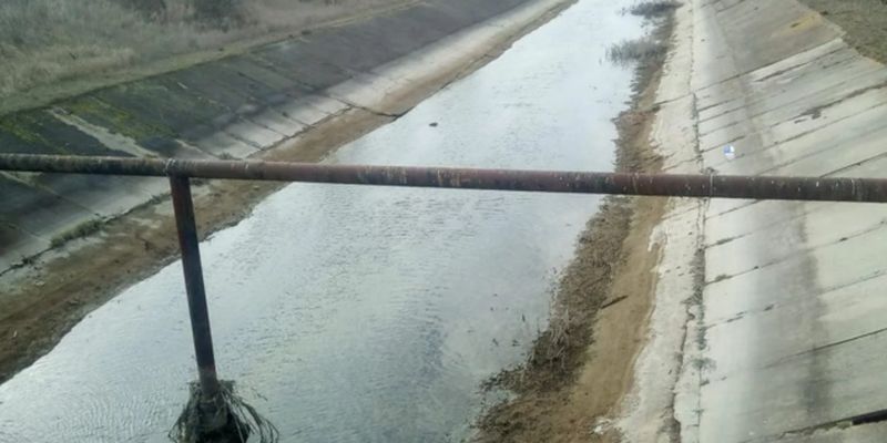 Вода ушла: Северо-Крымский канал под Керчью обмелел, фото и видео