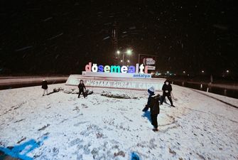 Впервые с 1993 года: фото и видео снегопада на популярном турецком курорте