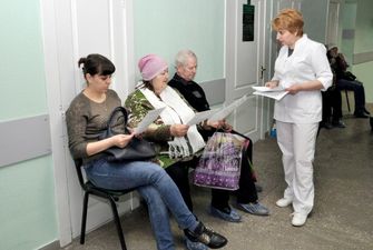 У МОЗі сказали, коли українці перестануть платити за лікарські послуги: названа дата затвердження гарантованого пакету