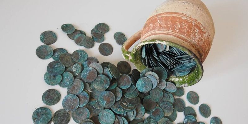 Сховав священик: У Кошицькій церкві знайшли скарб з 500 монет