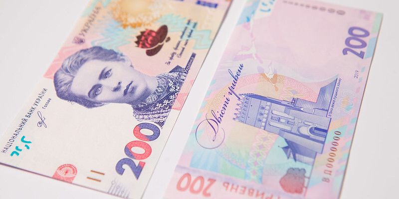 Украинцы начали активно продавать наличные доллары и евро