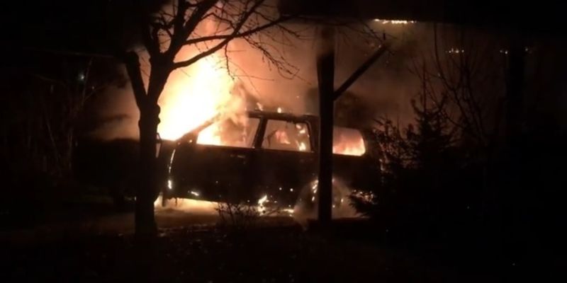 В Ужгороде сожгли два автомобиля, которые принадлежали местному журналисту и его жене