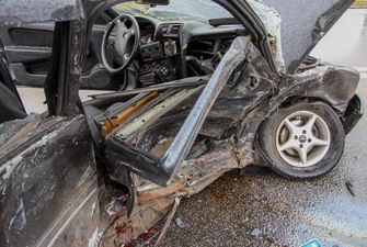 Машины превратились в груды металла: опубликованы фото и видео серьезного лобового ДТП в Днепре