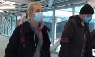 Жена Навального вернулась в Россию