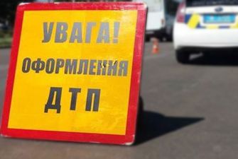 ДТП в центре Львова: автомобиль сбил женщину и влетел в две маршрутки