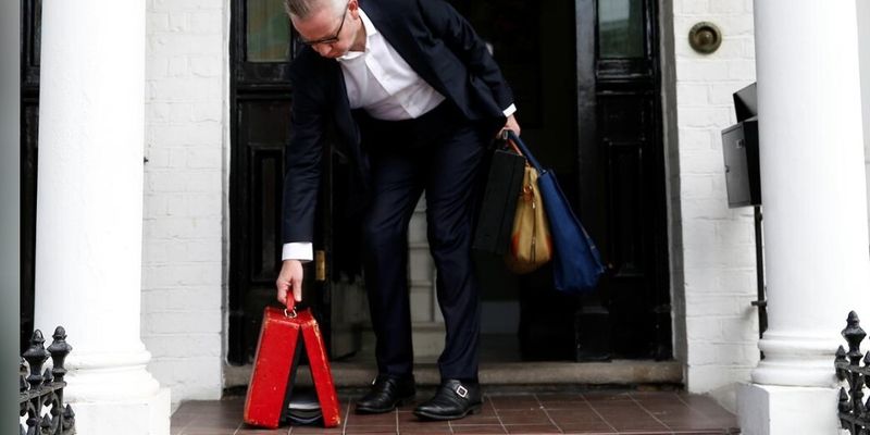 У британського міністра ледь не випали документи із "червоної валізки"