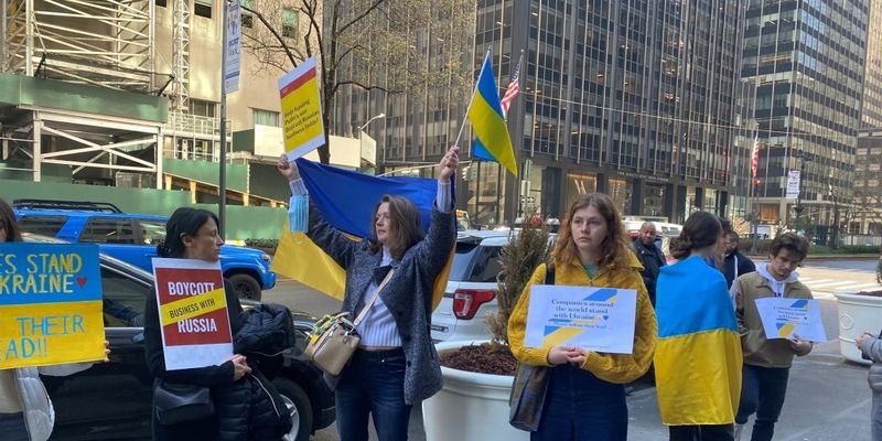 В Нью-Йорке украинцы пикетировали Colgate-Palmolive с требованием прекратить сотрудничество с рф