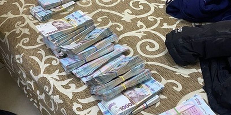 Бронежилет из денег: в пункте пропуска в Одесской области задержали пассажира с 2,2 миллиона - фото