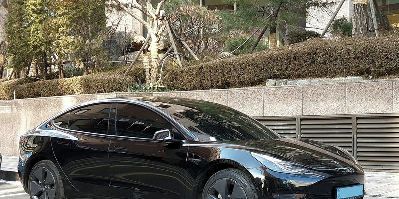 Две американки пытались заправить электромобиль Tesla бензином