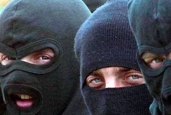 Вооруженные бандиты в масках избили и ограбили постояльца гостиницы