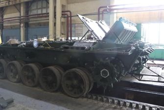 Разумкова показали, как ремонтируют технику на Львовском бронетанковом