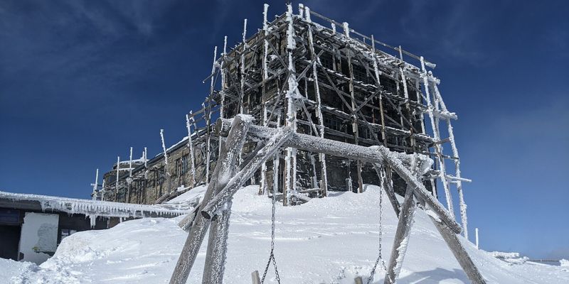Из украинских Карпат никак не уйдет зима: на горе Поп Иван груды снега и мороз. Фото