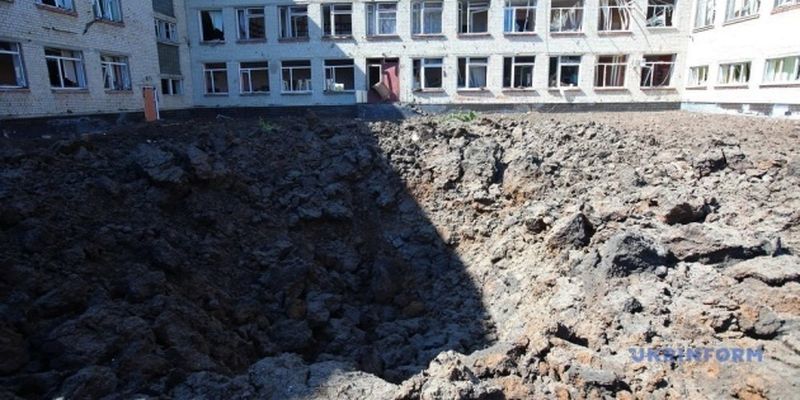 Воронка вместо школьного двора: последствия ракетного удара в Харькове