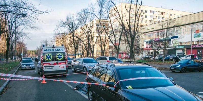 Водитель Skoda Octavia сдавал назад: В Киеве авто на «зебре» сбило женщину, она погибла