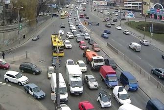 В Киеве ограничат движение на Индустриальном путепроводе: где ожидать пробки