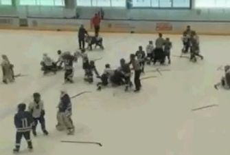 11-летние хоккеисты устроили массовое побоище на льду: били даже лежачих