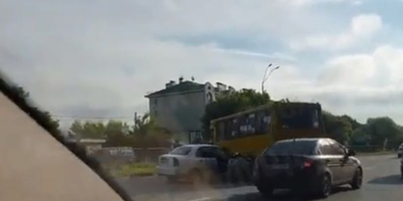 В Киеве авто врезалось на трассе в маршрутку: видео и данные о пострадавших