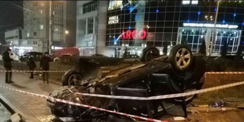 В Киеве с моста "слетел" автомобиль, есть погибшие