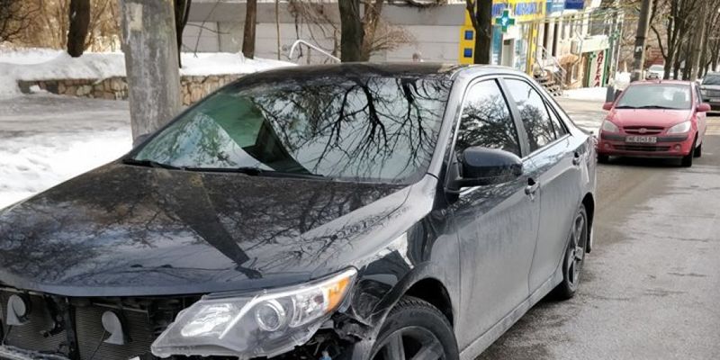 В центре Днепра неизвестный разбил автомобиль Toyota и скрылся