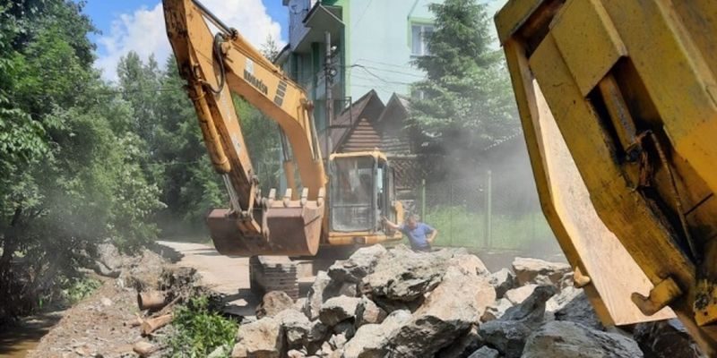 Разрушенную паводком дорогу на Закарпатье восстанавливают круглосуточно