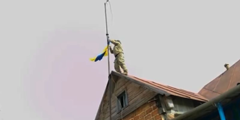 Пограничники подняли флаги в трех селах Харьковской области: видео