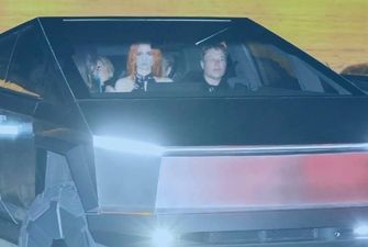 Илон Маск выуглял пикап Tesla Cybertruck посреди Голливуда