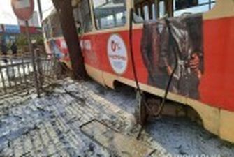 У Харкові вагон трамвая зійшов з рейок і протаранив огорожу: травмувались три пасажирки