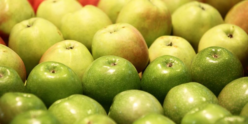 В ноябре в Украине упали цены на яблоки и выросли на картошку
