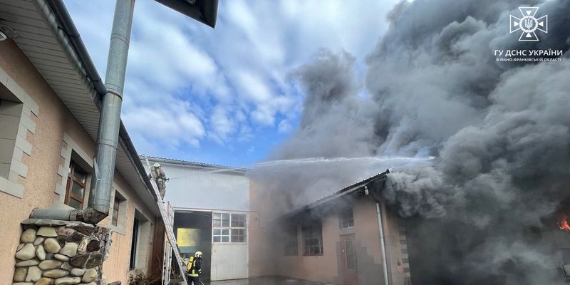 На Прикарпатье огромный пожар: загорелся склад, тушат десятки человек