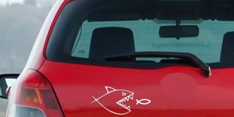 Изображение акулы на авто: что означает символ и зачем наклеивают