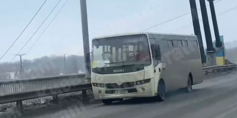 "Не, ну едет же": в Киеве обнаружили маршрутку с отваливающимся колесом