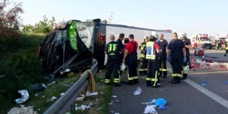 Перекинувся рейсовий автобус: є загиблі, десятки постраждалих