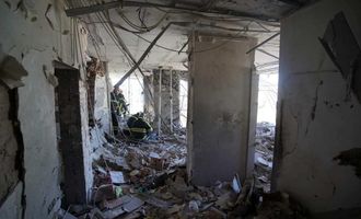 Жители разрушенного ракетой дома в Киеве отстраивают его за свой счет